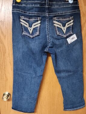 Vigoss Women’s Jean capri with Embroidered Back Pockets 18x21 number 1702